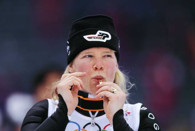 Katja Seizinger (Deutschland) kaut auf einem Schmuckstück - Alpiner Skilauf OS Winter Damen Olympische Spiele Nagano 1998, Winterspiele, Ski Alpin, Skisport, Riesenslalom, Vdia Einzelbild aflo005 Nagano Shigakogen Alpiner Skilauf OS Winter Damen Olympische Spiele Nagano 1998, Winterspiele, Ski Alpin, Skisport, Riesenslalom, Vdia Einzelbild aflo005 Nagano Shigakogen