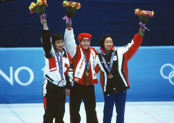 Siegerehrung 500m, v.li.: Yang Yang (China), Olympiasiegerin Annie Perreault (Kanada) und Lee Kyung Chun (Südkorea) -  (aflo003) Short Track OS Winter Damen Olympische Spiele Nagano 1998, Winterspiele, Shorttrack Gruppe Nagano Short Track OS Winter Damen Olympische Spiele Nagano 1998, Winterspiele, Shorttrack Gruppe Nagano