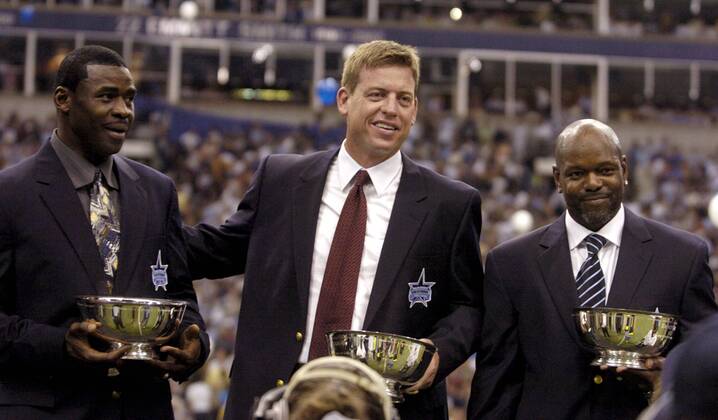 Troy Aikman (Mitte), Michael Irvin (li.) und Emmitt Smith (alle USA) - ehemalige Spieler der Dallas Cowboys werden für ihre Verdienste als Aktive geehrt - (dal2005091901) American Football Herren NFL 2005 2006, Ring of Honor Induction, Inductions, Aufnahme, Aufnahmen, Ehrung, Auszeichnung Gruppe Irving Freude, American Football Herren NFL 2005 2006, Ring of Honor Induction, Inductions, Aufnahme, Aufnahmen, Ehrung, Auszeichnung Gruppe Irving Freude,