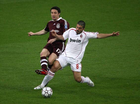 Gennaro Gattuso (AC Mailand, re.) gegen Mark van Bommel (Bayern) - Fußball EC 1 Herren Champions League 2006 2007, FC Bayern München - AC Mailand 0:2, Viertelfinale, Milan Gruppe München Dynamik, Kampf, Fußball EC 1 Herren Champions League 2006 2007, FC Bayern München - AC Mailand 0:2, Viertelfinale, Milan Gruppe München Dynamik, Kampf,