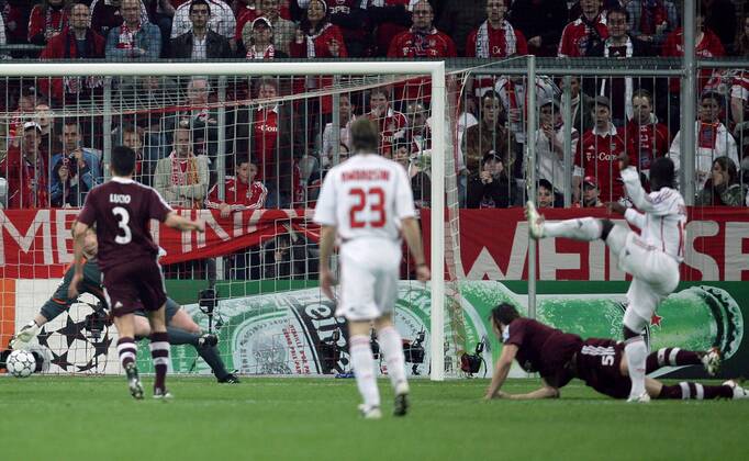 Torwart Oliver Kahn (Bayern) machtlos beim 0:1 durch Clarence Seedorf (AC Mailand, re.) Fußball EC 1 Herren Champions League 2006 2007, FC Bayern München - Milan 0:2 Totale München Dynamik, Fußball EC 1 Herren Champions League 2006 2007, FC Bayern München - Milan 0:2 Totale München Dynamik,