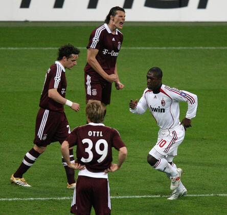 Clarence Seedorf (AC Mailand, re.) - Torjubel, daneben enttäuschte Bayern v.li.: Owen Hargreaves, Andreas Ottl und Daniel van Buyten -  Fußball EC 1 Herren Champions League 2006 2007, FC Bayern München - AC Mailand 0:2, Viertelfinale, Milan Gruppe München Fußball EC 1 Herren Champions League 2006 2007, FC Bayern München - AC Mailand 0:2, Viertelfinale, Milan Gruppe München