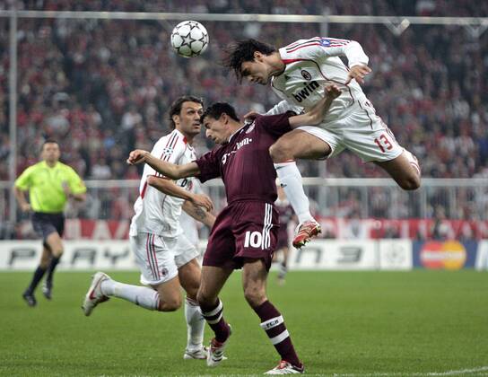 Roy Makaay (Bayern, Mitte) gegen Alessandro Nesta (re.) und Paolo Maldini (beide AC Mailand) Fußball EC 1 Herren Champions League 2006 2007, FC Bayern München - Milan 0:2 Gruppe München Dynamik, Kampf, Fußball EC 1 Herren Champions League 2006 2007, FC Bayern München - Milan 0:2 Gruppe München Dynamik, Kampf,