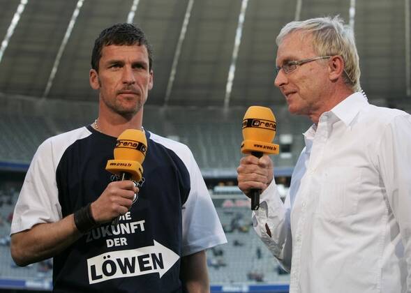 Arena Reporter Uli Köhler (re.) im Gespräch mit Trainer Marco Kurz (1860), der ein T Shirt für die Zukunft der Löwen trägt - Mit dieser Spendenaktion soll Geld gesammelt werden um neue Spielerverpflichtungen realisieren zu können Fußball 2. BL Herren Saison 2006 2007, TSV 1860 München, Sammelaktion Gruppe München Fußball 2. BL Herren Saison 2006 2007, TSV 1860 München, Sammelaktion Gruppe München