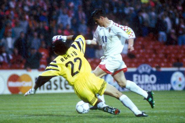 Goran Vlaovic (Kroatien) umkurvt Torwart Rüstü Recber (Türkei) und trifft zum 1:0 Fußball Länderspiel Herren EM 1996, Nationalmannschaft, Nationaltrikot, Gruppe D, Kroatien - Türkei 1:0 Gruppe Nottingham Dynamik, Fußball Länderspiel Herren EM 1996, Nationalmannschaft, Nationaltrikot, Gruppe D, Kroatien - Türkei 1:0 Gruppe Nottingham Dynamik,