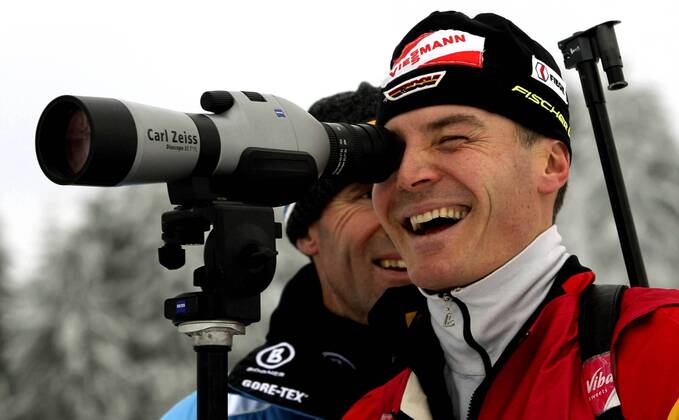 Sven Fischer amüsiert sich neben Bundestrainer Frank Ullrich (beide Deutschland) über seine Schießleistungen Biathlon Herren Biathlon 2006, Training Gruppe Oberhof Freude, Biathlon Herren Biathlon 2006, Training Gruppe Oberhof Freude,