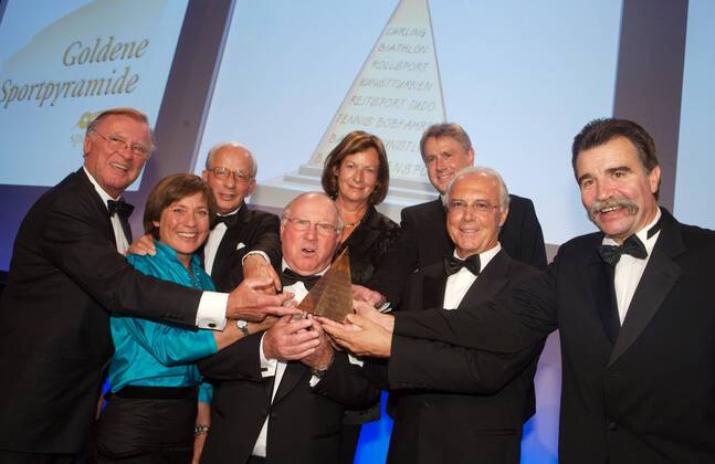 Bundestrainer Heiner Brand (re.) präsentiert seine Goldene Pyramide in Anwesenheit der bisherigen Preisträger, v.li.: Manfred Germar, Rosi Mittermaier, Hans Guenter Winkler, Uwe Seeler, Ingrid Mickler Becker, Roland Matthes und Franz Beckenbauer Handball Goldene Sportpyramide 2007, Stiftung Deutsche Sporthilfe, Gala, Sportgala, Benefiz, Benefizgala, Gruppe Schwimmen, Berlin Freude, Handball Goldene Sportpyramide 2007, Stiftung Deutsche Sporthilfe, Gala, Sportgala, Benefiz, Benefizgala, Gruppe Schwimmen, Berlin Freude,