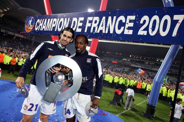 Champion de France 2007 - Olympique Lyon ist Französischer Meister 2007 - Sydney Govou (re.) und Tiago (beide Lyon) präsentieren den Meisterschaftspokal -  (pan20432) Fußball Herren Ligue 1 2006 2007, 1. Französische Liga, Olympique Lyonais, OL Gruppe Lyon Fußball Herren Ligue 1 2006 2007, 1. Französische Liga, Olympique Lyonais, OL Gruppe Lyon  