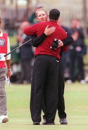 Sieger Eldrick Tiger Woods (USA, re.) und sein Caddie feiern den Sieg bei der British Open Championship 2000 Golf Herren British Open Championship 2000, PGA Tour, TPC of Europe Gruppe The Old Course Royal and Ancient Golf Club St. Andrews Freude, Golf Herren British Open Championship 2000, PGA Tour, TPC of Europe Gruppe The Old Course Royal and Ancient Golf Club St. Andrews Freude,
