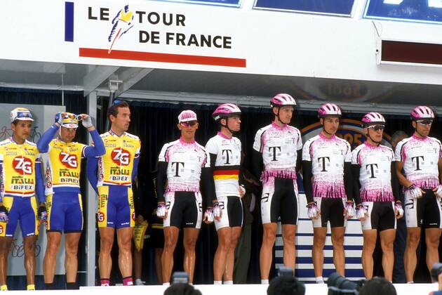 Tour de France 1995 - Präsentation Mixed Team ZG Selle Italia Team Telekom, v. li.: Nelson Rodriguez (Kolumbien), Stefano Colage, Andrea Ferrigato (beide Italien alle ZG Selle Italia), Vladimir Poulnikov (Ukraine), Udo Bölts, Rolf Aldag, Erik Zabel... Radsport Herren Tour de France 1995, Straßenradsport, Straße, Rad, Präsentation, Pressetermin, Mannschaftsfoto Gruppe Aufnahmedatum geschätzt Radsport Herren Tour de France 1995, Straßenradsport, Straße, Rad, Präsentation, Pressetermin, Mannschaftsfoto Gruppe Aufnahmedatum geschätzt