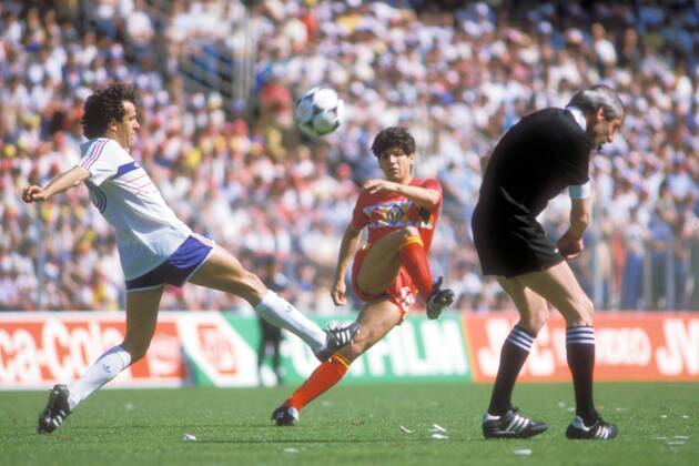 Enzo Scifo (Belgien, Mitte) zieht ab, daneben Michel Platini (Frankreich) und FIFA Schiedsrichter Robert Valentine (Schottland) Fußball Länderspiel Herren EM 1984, Nationalmannschaft, Nationaltrikot, Gruppe A, Frankreich - Belgien 5:0 Gruppe Nantes Dynamik, Fußball Länderspiel Herren EM 1984, Nationalmannschaft, Nationaltrikot, Gruppe A, Frankreich - Belgien 5:0 Gruppe Nantes Dynamik,