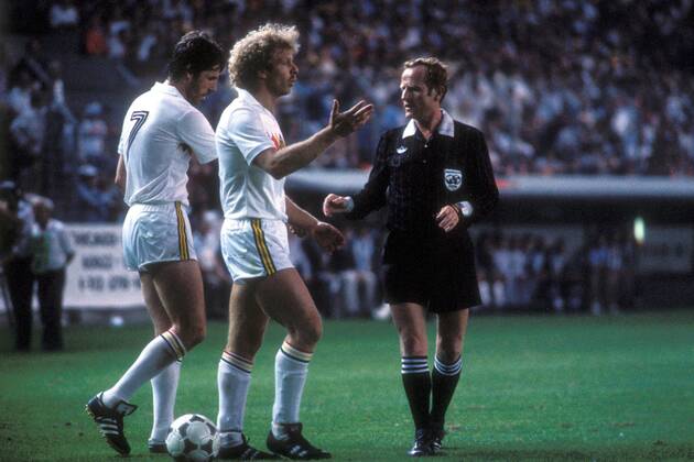 Rene Vandereycken (li.) und Leo Clijsters (beide Belgien) beschweren sich bei FIFA Schiedsrichter Adolf Prokop (DDR) Fußball Länderspiel Herren EM 1984, Nationalmannschaft, Nationaltrikot, Gruppe A Gruppe Strasbourg Fußball Länderspiel Herren EM 1984, Nationalmannschaft, Nationaltrikot, Gruppe A Gruppe Strasbourg