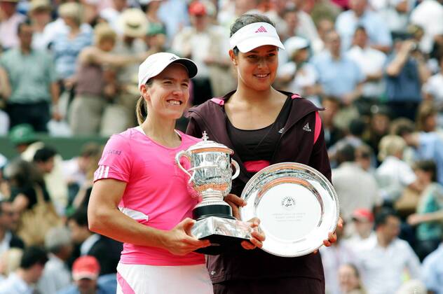 Siegerin Justine Henin (Belgien, li.) und Finalistin Ana Ivanovic (Serbien) präsentieren ihre Trophäen der French Open 2007 - (pan20670) Tennis Damen French Open 2007, Grand Slam, WTA Tour, Finale, Endspiel Gruppe Roland Garros Paris Glück, Freude, Tennis Damen French Open 2007, Grand Slam, WTA Tour, Finale, Endspiel Gruppe Roland Garros Paris Glück, Freude,