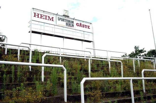 Im Sportforum Hohenschönhausen, Heimstätte des BFC Dynamo, wuchert während der Sommerpause das Unkraut zwischen den maroden Rängen Fußball Herren NOFV Oberliga Nord 2006 2007, Nordost, Berliner FC Dynamo, Vdig Totale Sportforum Hohenschönhausen Berlin, leer, leeres, marode Leere Fußball Herren NOFV Oberliga Nord 2006 2007, Nordost, Berliner FC Dynamo, Vdig Totale Sportforum Hohenschönhausen Berlin, leer, leeres, marode Leere