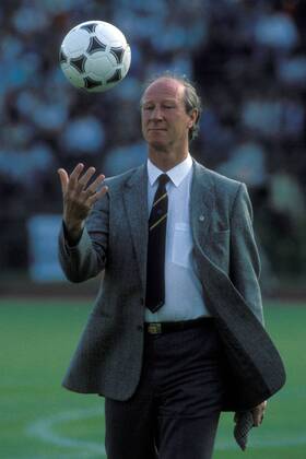Nationaltrainer Jack Charlton (Irland) mit Adidas Tango Ball Fußball Länderspiel Herren EM 1988, Nationalmannschaft, Gruppe B Einzelbild Hannover Fußball Länderspiel Herren EM 1988, Nationalmannschaft, Gruppe B Einzelbild Hannover
