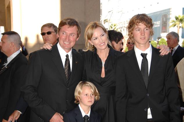Head Coach Wayne Gretzky (Kanada Phoenix Coyotes) mit Ehefrau Janet Jones und zwei Söhnen bei den ESPY Awards 2007 Eishockey Herren ESPY Awards 2007 Award Ehrung Auszeichnung Sportlerehrung Sportlerauszeichnung Gruppe Los Angeles L.A. LA Eishockey Herren ESPY Awards 2007 Award Ehrung Auszeichnung Sportlerehrung Sportlerauszeichnung Gruppe Los Angeles L.A. LA