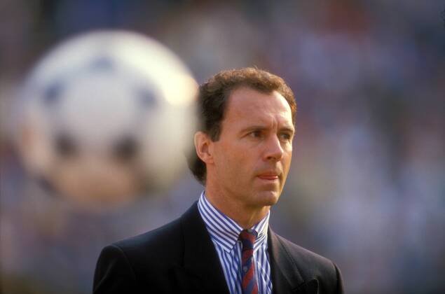 Teamchef Franz Beckenbauer (BR Deutschland) Fußball Länderspiel Herren EM 1988, Nationalmannschaft, Gruppe A, BRD Einzelbild Düsseldorf Skepsis, Fußball Länderspiel Herren EM 1988, Nationalmannschaft, Gruppe A, BRD Einzelbild Düsseldorf Skepsis,