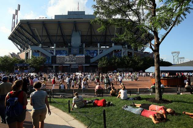 Tennisfans auf dem Platz vor dem Arthur Ashe Stadium am Rande der US Open 2007 Tennis Herren US Open 2007, Grand Slam, ATP Tour Totale Flushing Meadow o0 USA New York, NY, N Y Tennis Herren US Open 2007, Grand Slam, ATP Tour Totale Flushing Meadow o0 USA New York, NY, N Y