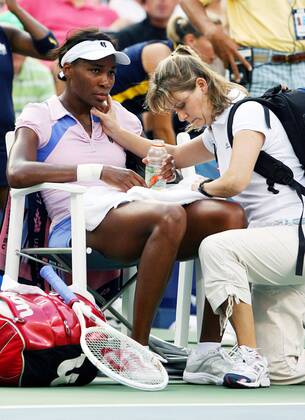 Venus Williams (USA) lässt während der Pause ihren Puls kontrollieren -  (nyp20070907121) Tennis Damen US Open 2007, Grand Slam, WTA Tour Gruppe Flushing Meadow New York, NY, N.Y. Tennis Damen US Open 2007, Grand Slam, WTA Tour Gruppe Flushing Meadow New York, NY, N.Y.