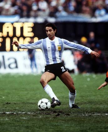Osvaldo Ardiles (Argentinien) am Ball -  Fußball Länderspiel Herren WM 1978, Nationalmannschaft, Nationaltrikot, Finale, Endspiel Einzelbild Buenos Aires Dynamik, Fußball Länderspiel Herren WM 1978, Nationalmannschaft, Nationaltrikot, Finale, Endspiel Einzelbild Buenos Aires Dynamik,