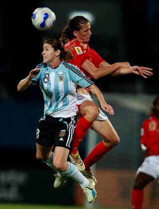 Clarisa Huber (Argentinien, li.) gegen Jill Scott (England) Fußball Länderspiel Damen WM 2007, Nationalmannschaft, Nationaltrikot, Frauen, Frauenfußball Gruppe Chengdu Dynamik, Fußball Länderspiel Damen WM 2007, Nationalmannschaft, Nationaltrikot, Frauen, Frauenfußball Gruppe Chengdu Dynamik,