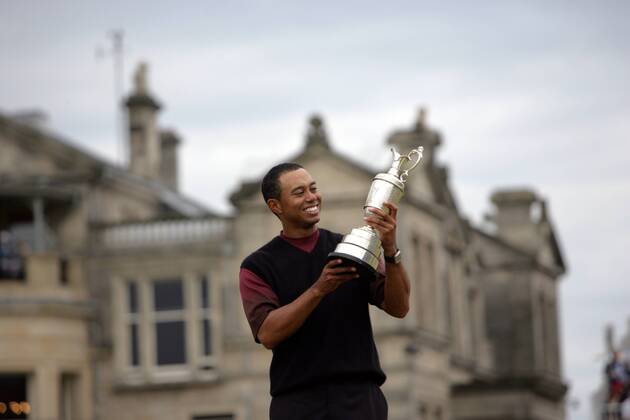Eldrick Tiger Woods (USA) - Sieger der British Open 2005 - präsentiert die Claret Jug -  (2005071817571317) Golf Herren The British Open Championship 2005, European PGA Tour, TPC of Europe Einzelbild St. Andrews Freude, Golf Herren The British Open Championship 2005, European PGA Tour, TPC of Europe Einzelbild St. Andrews Freude,