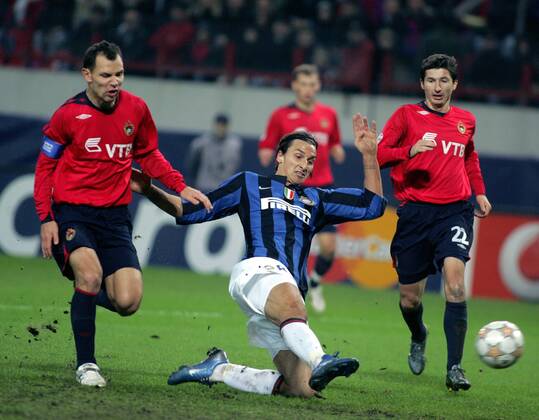 Zlatan Ibrahimovic (Inter Mailand, Mitte) gegen Sergey Ignashevich (li.) und Evgeniy Aldonin (beide ZSKA Moskau) -  Fußball EC 1 Herren Champions League 2007 2008, ZSKA Moskau - FC Internazionale Mailand 1:2 Gruppe Moskau Dynamik, Fußball EC 1 Herren Champions League 2007 2008, ZSKA Moskau - FC Internazionale Mailand 1:2 Gruppe Moskau Dynamik,
