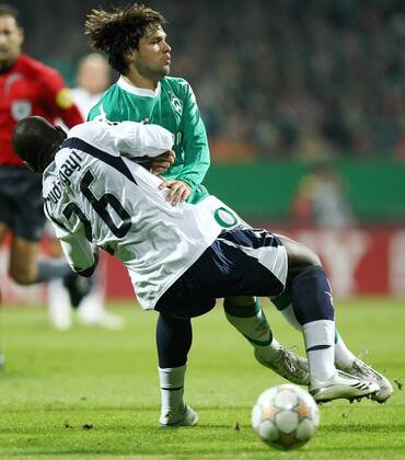 Diego (Bremen, hi.) gegen Gaby Mudingayi (Lazio Rom) Fußball EC 1 Herren Champions League 2007 2008, SV Werder Bremen - Lazio Rom 2:1 Gruppe Bremen Dynamik, Fußball EC 1 Herren Champions League 2007 2008, SV Werder Bremen - Lazio Rom 2:1 Gruppe Bremen Dynamik,