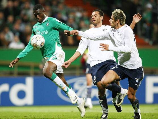Boubacar Sanogo (Bremen, li.) gegen Valon Behrami (re.) und Luciano Zauri (beide Lazio Rom) Fußball EC 1 Herren Champions League 2007 2008, SV Werder Bremen - Lazio Rom 2:1 Gruppe Bremen Dynamik, Fußball EC 1 Herren Champions League 2007 2008, SV Werder Bremen - Lazio Rom 2:1 Gruppe Bremen Dynamik,