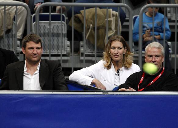 Stifterin und Vorstandsvorsitzende Steffi Graf (Deutschland Children for Tomorrow) mit Bruder Michael am Rande ihres Benefizspiels in Mannheim 2007 Tennis Damen Children for Tomorrow 2007, Benefizspiel, Benefiz, Charity, soziales Engagement, Sozialengagement, Gruppe Schaukampf, Showkampf, Showmatch, Mannheim Tennis Damen Children for Tomorrow 2007, Benefizspiel, Benefiz, Charity, soziales Engagement, Sozialengagement, Gruppe Schaukampf, Showkampf, Showmatch, Mannheim