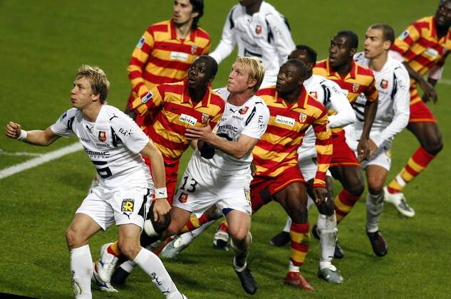 Erik Edman (li.) und Petter Hansson (beide Rennes, 3.v.li.) gegen Kanga Gauthier Akale (2.v.li.) und Aruna Dindane (Lens, 4.v.li.) -  (pan22938) Fußball Herren Ligue 1 2007 2008, 1. Französische Liga, RC Racing Club de Lens - Stade Rennais 1:2, RC, RCL Gruppe Lens Dynamik, Abwehr, Fußball Herren Ligue 1 2007 2008, 1. Französische Liga, RC Racing Club de Lens - Stade Rennais 1:2, RC, RCL Gruppe Lens Dynamik, Abwehr, 