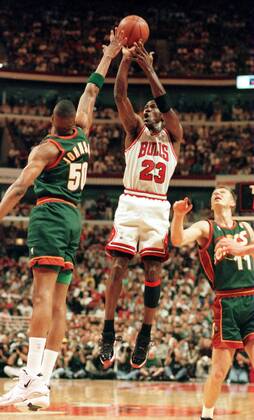 Michael Jordan (Chicago Bulls, Mitte) gegen Ervin Johnson (li.) und Detlef Schrempf (beide Seattle Super Sonics) -  (chi96060509) Basketball Herren NBA Finals 1995 1996, Playoffs, Playoff, Play Offs, Off, Endspiel, Finalserie, Spiel 1 Gruppe Chicago Dynamik, Basketball Herren NBA Finals 1995 1996, Playoffs, Playoff, Play Offs, Off, Endspiel, Finalserie, Spiel 1 Gruppe Chicago Dynamik,