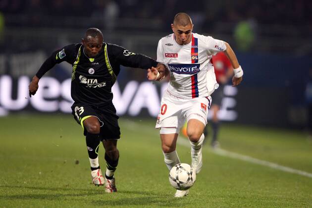 Karim Benzema (Lyon, re.) gegen Mody Traore (Valenciennes) -  Fußball Herren Ligue 1 2007 2008, 1. Französische Liga, Olympique Lyonnais - Valenciennes FC 2:0, OL Gruppe Lyon Dynamik, Kampf, Fußball Herren Ligue 1 2007 2008, 1. Französische Liga, Olympique Lyonnais - Valenciennes FC 2:0, OL Gruppe Lyon Dynamik, Kampf, 