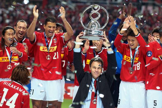 Trainer Holger Osieck (Mitte) präsentiert unter dem Jubel von Washington (3.v.li.) und Junki Koike (alle Urawa Red Diamonds, re.) die Trophäe für den Gewinn der asiatischen Champions League 2007 - (TKP2007111401) Fußball Herren AFC Asian Champions League 2007, Asien, Asiatische, Finale, Endspiel Totale Saitama Freude, Fußball Herren AFC Asian Champions League 2007, Asien, Asiatische, Finale, Endspiel Totale Saitama Freude,