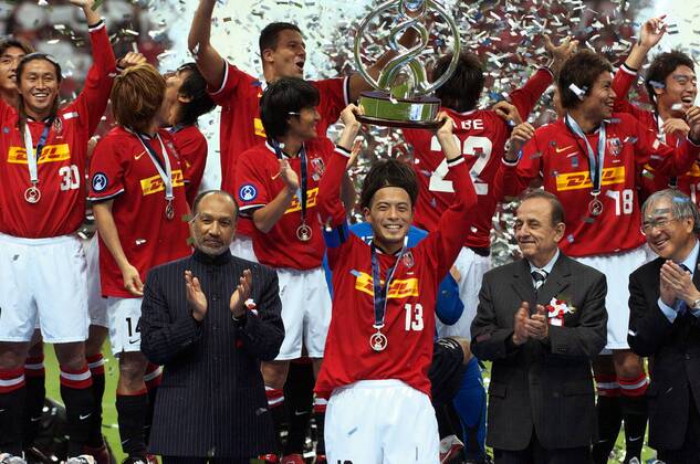 Keita Suzuki (Urawa Red Diamonds, Mitte) präsentiert die Trophäe für den Gewinn der asiatischen Champions League 2007, li. AFC Präsident Mohammed Bin Hammam (Qatar) - (TKP2007111402) Fußball Herren AFC Asian Champions League 2007, Asien, Asiatische, Finale, Endspiel Totale Saitama Freude, Begeisterung, Fußball Herren AFC Asian Champions League 2007, Asien, Asiatische, Finale, Endspiel Totale Saitama Freude, Begeisterung,