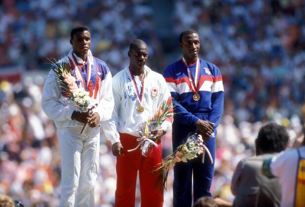 Siegerehrung 100m der Sommerspiele 1988 - Olympiasieger Ben Johnson (Kanada, Mitte), Carl Lewis (USA, 2. Platz, li.) und Linford Christie (Großbritannien); Johnson wird wenig später aufgrund von Dopingmißbrauch der Sieg aberkannt Leichtathletik OS Sommer Herren Olympische Spiele Seoul 1988, Sommerspiele Gruppe o0 Doping Seoul Leichtathletik OS Sommer Herren Olympische Spiele Seoul 1988, Sommerspiele Gruppe o0 Doping Seoul