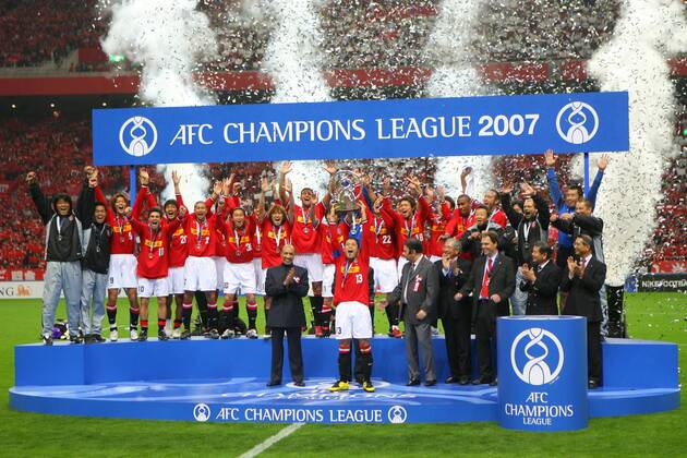 Siegerehrung Urawa Red Diamonds, AFC Asian Champions League Sieger 2007: Kapitän Keita Suzuki präsentiert den Pokal und das Team jubelt dahinter - (2007111500211861) Fußball Herren AFC Asian Champions League 2007, Urawa Reds, Finale Endspiel, Asien Asiatische, Vdig Totale Saitama Freude, Begeisterung, Fußball Herren AFC Asian Champions League 2007, Urawa Reds, Finale Endspiel, Asien Asiatische, Vdig Totale Saitama Freude, Begeisterung,