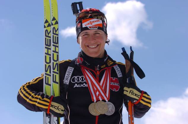 Doppelweltmeisterin Uschi Disl (Deutschland) mit ihren bei der WM 2005 gewonnenen Medaillen: Gold für den Sieg in der 10 Kilometer Verfolgung, Gold für den Sieg im 7,5 Kilometer Sprint und Silber für den 2. Platz mit der 4x6 Kilometer Staffel Biathlon Damen WM 2005 Einzelbild Hochfilzen Freude, Biathlon Damen WM 2005 Einzelbild Hochfilzen Freude,