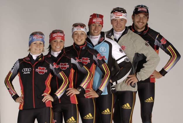 Die deutsche DSV Biathlon Nationalmannschaft 2006, v.li.: Martina Glagow, Andrea Henkel, Magdalena Neuner, Sabrina Buchholz, Sven Fischer und Alexander Wolf Biathlon Biathlon 2006, Fotoshooting, Pressetermin, Nationaltrikot, Fotostudio, Studioaufnahme, Vdig Gruppe Herzogenaurach Biathlon Biathlon 2006, Fotoshooting, Pressetermin, Nationaltrikot, Fotostudio, Studioaufnahme, Vdig Gruppe Herzogenaurach
