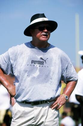 Trainer Mike Ditka (New Orleans Saints) nachdenklich - (Icon50202) American Football Herren NFL Pre Season 1999 2000, Training, Trainingslager, Trainingscamp, Camp Einzelbild Wisconsin Nachdenklichkeit, American Football Herren NFL Pre Season 1999 2000, Training, Trainingslager, Trainingscamp, Camp Einzelbild Wisconsin Nachdenklichkeit, EDITORIAL USE ONLY