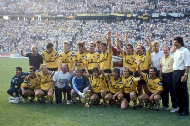 Fußball, DFB-Pokalfinale 1988 1989, Borussia Dortmund - SV Werder Bremen DFB Pokalsieger BVB, hi.v.li.: Trainer Köppel, Dickel, Helmer, Zorc, Conrad, Henke, Storck, Torwart Meyer, Kroth, Rummenigge, Ruländer, Huber, Gerster, vorn: xxx, Breitzke, Kutowski, Wiegand, Torwart de Beer, Möller, Mill, McLeod, Lusch Fußball Herren DEUTSCHSPRACHIGE SPORTZEITSCHRIFTEN UND -ZEITUNGEN NUR NACH RÜCKSPRACHE - DFB Pokal 1988 1989 Totale Siegerfoto Berlin Freude, Begeisterung, Fußball Herren DEUTSCHSPRACHIGE SPORTZEITSCHRIFTEN UND -ZEITUNGEN NUR NACH RÜCKSPRACHE - DFB Pokal 1988 1989 Totale Siegerfoto Berlin Freude, Begeisterung,