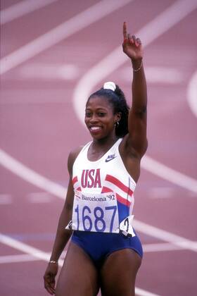 Gail Devers (USA) bejubelt ihren Olympiasieg über 100m Leichtathletik OS Sommer Damen Olympische Spiele Barcelona 1992, Sommerspiele, Nationaltrikot Einzelbild Barcelona Freude, Leichtathletik OS Sommer Damen Olympische Spiele Barcelona 1992, Sommerspiele, Nationaltrikot Einzelbild Barcelona Freude,