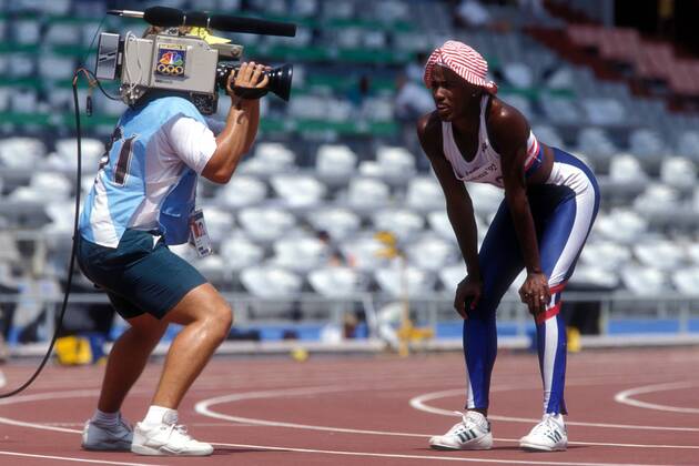 Jackie Joyner Kersee (USA) wird von einer Kamera eingefangen Leichtathletik OS Sommer Damen Olympische Spiele Barcelona 1992, Sommerspiele, Nationaltrikot Gruppe Aufnahmedatum geschätzt Barcelona Erschöpfung, Leichtathletik OS Sommer Damen Olympische Spiele Barcelona 1992, Sommerspiele, Nationaltrikot Gruppe Aufnahmedatum geschätzt Barcelona Erschöpfung,