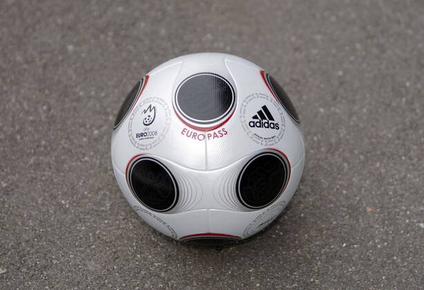 Adidas Europass, der offizielle Spielball der UEFA EURO 2008 Fußball EM Herren Vorschau 2007 EM 2008, Nationalteam o0 Shooting Einzelbild Luzern Fußball EM Herren Vorschau 2007 EM 2008, Nationalteam o0 Shooting Einzelbild Luzern