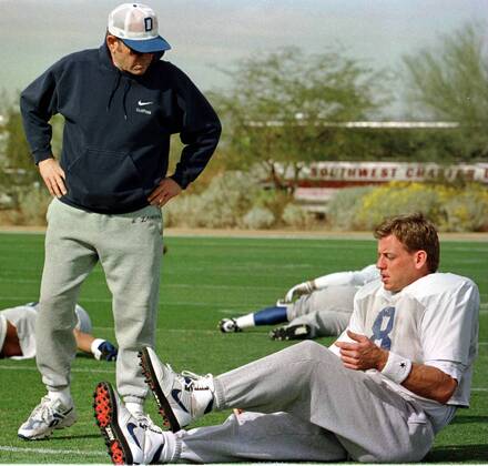Offensive Coordinator Ernie Zampese (li.) im Gespräch mit Troy Aikman (beide Dallas Cowboys) - (PHO96012505) American Football Herren NFL 1995 1996, Superbowl, Super Bowl, Finale, Endspiel XXX, 30, Training Gruppe Tempe American Football Herren NFL 1995 1996, Superbowl, Super Bowl, Finale, Endspiel XXX, 30, Training Gruppe Tempe