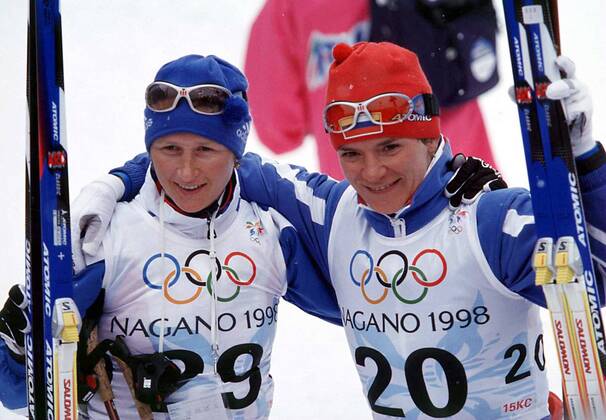 OLYMPIC LEGENDS: Larissa Lasutina Olympiasiegerin Olga Danilova (li.) und Larissa Lazutina (beide Russland) - (OLY98020810) Nordischer Skilauf OS Winter Damen Olympische Spiele Nagano 1998, Winterspiele, Ski Nordisch, Skisport, Skilanglauf, Langlauf Gruppe Nagano Nordischer Skilauf OS Winter Damen Olympische Spiele Nagano 1998, Winterspiele, Ski Nordisch, Skisport, Skilanglauf, Langlauf Gruppe Nagano
