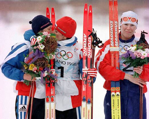 OLYMPIC LEGENDS: Larissa Lasutina Siegerehrung 10km Verfolgung Langlauf bei der Winterolympiade 1998 in Nagano, v.li.: Olga Danilova, Olympiasiegerin Larissa Lazutina (beide Russland) und Katerina Neumannova (Tschechien) - (OLY98021207) Nordischer Skilauf OS Winter Damen Olympische Spiele Nagano 1998, Winterspiele, Ski Nordisch, Skisport, Skilanglauf, Langlauf Gruppe Nagano Freude, Nordischer Skilauf OS Winter Damen Olympische Spiele Nagano 1998, Winterspiele, Ski Nordisch, Skisport, Skilanglauf, Langlauf Gruppe Nagano Freude,