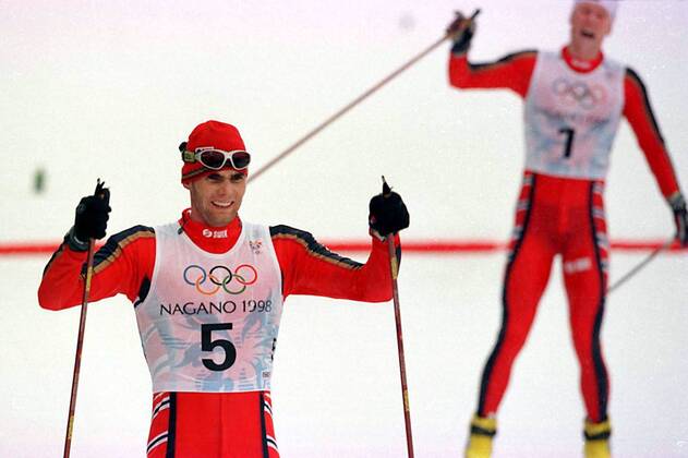 OLYMPIC LEGENDS: Thomas Alsgaard Thomas Alsgaard (Norwegen, li.) zufrieden im Ziel - (OLY98021411) Nordischer Skilauf OS Winter Herren Olympische Spiele Nagano 1998, Winterspiele, Ski Nordisch, Skisport, Skilanglauf, Langlauf Gruppe Nagano Freude, Nordischer Skilauf OS Winter Herren Olympische Spiele Nagano 1998, Winterspiele, Ski Nordisch, Skisport, Skilanglauf, Langlauf Gruppe Nagano Freude,