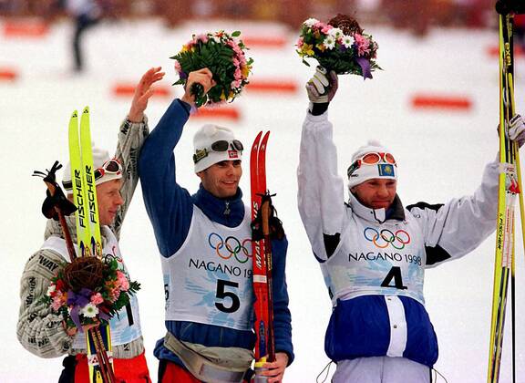 OLYMPIC LEGENDS: Thomas Alsgaard Siegerehrung 15km Verfolgung Langlauf bei der Winterolympiade 1998 in Nagano, v.li.: Björn Dählie, Olympiasieger Thomas Alsgaard (beide Norwegen) und Vladimir Smirnov (Kasachstan) - (OLY98021412) Nordischer Skilauf OS Winter Herren Olympische Spiele Nagano 1998, Winterspiele, Ski Nordisch, Skisport, Skilanglauf, Langlauf Gruppe Nagano Freude, Nordischer Skilauf OS Winter Herren Olympische Spiele Nagano 1998, Winterspiele, Ski Nordisch, Skisport, Skilanglauf, Langlauf Gruppe Nagano Freude,
