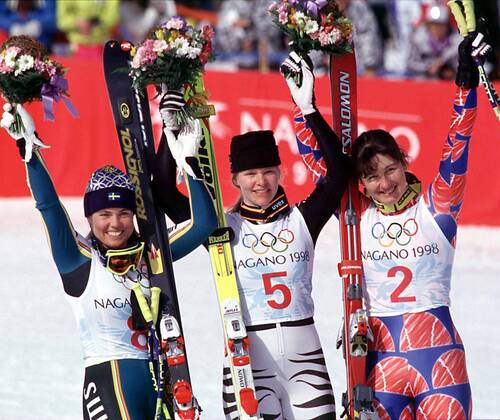 Siegerehrung Ski Alpin Abfahrt in Nagano 1998, v.li.: Pernilla Wiberg (Schweden), Olympiasiegerin Katja Seizinger (Deutschland) und Florence Masnada (Frankreich) - (OLY98021604) Alpiner Skilauf OS Winter Damen Olympische Spiele Nagano 1998, Winterspiele, Skisport, Abfahrt Gruppe Happo One Nagano Freude, Alpiner Skilauf OS Winter Damen Olympische Spiele Nagano 1998, Winterspiele, Skisport, Abfahrt Gruppe Happo One Nagano Freude,